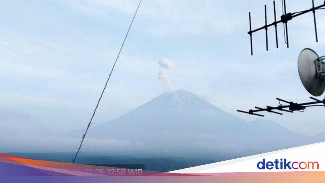 Mount Semeru outburst again, the height of the eruption of 700 meters this morning