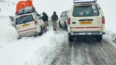 JK News: A car fell into a deep ditch, two tourists from Bengal injured; Police saved 9 people in synthetic top – car falls into deep ditch two tourists from Bengal injured