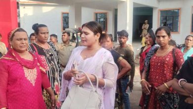 Eunuch orgy in Jaunpur District Hospital: Doctors and staff are cruelly attacking, video viral