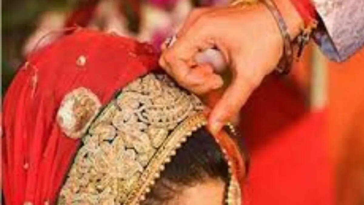 The bride gave a task to the groom on the pavilion