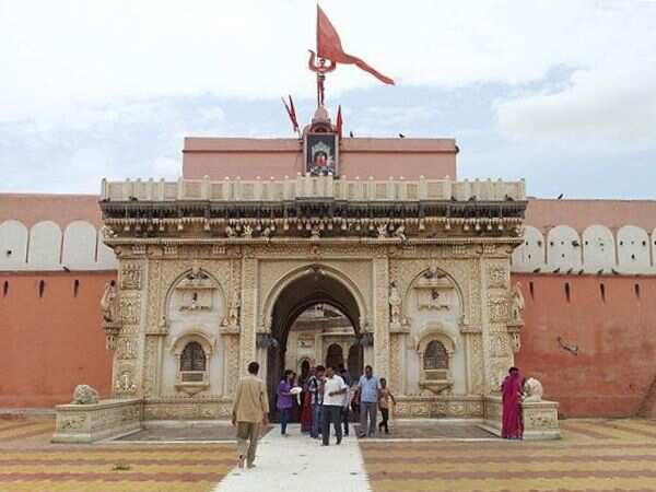 Why are the false sacrifices of mice given to devotes in the Karni Mata temple? This punishment is given for the death of the video