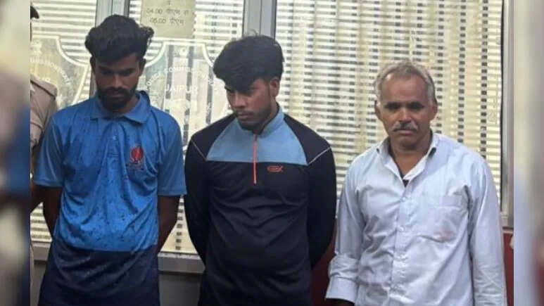 20 thousand and two more in the hotel on the pretext of treatment from jail, the brain of prisoner Anandilal appeared