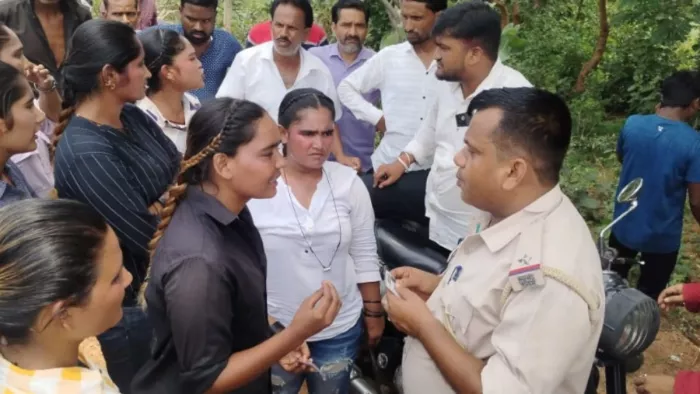 Girls recovered in the name of cancer victims in Jamtara, police shouted by rogue – Jamtara News collected funds for cancer patients. Controversy arises