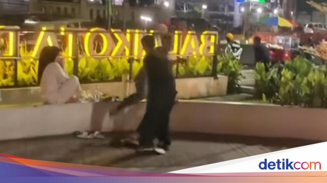 Wawalkot Depok said the high school students apologized after the skateboard was hit by residents