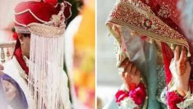 The bride gave a task to the groom on the pavilion