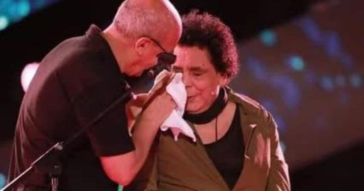 فيديو-قديم-لمحمد-منير-يبكي-على-المسرح-يشعل-السوشيال-ميديا