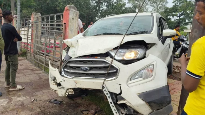 Dhanbad News: Death of Professor in the Labor Court in a road accident, the condition of woman and two children are critical -Dhanbad -Pad Crash -Art labor officer dies family injured near Bekar Bandh