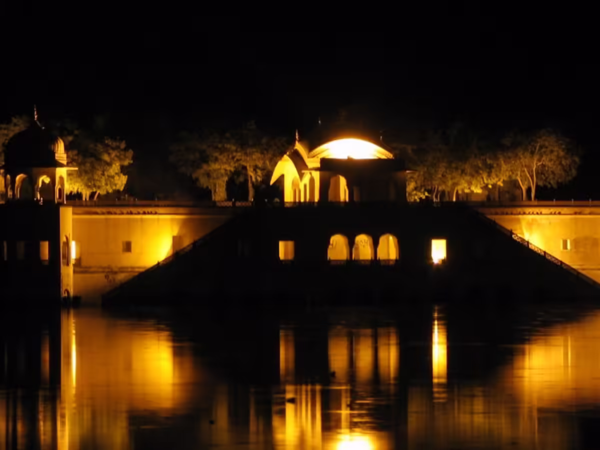 When the tourist heard the terrible screams in the middle of the water palace, what was it hidden in the video underwater?