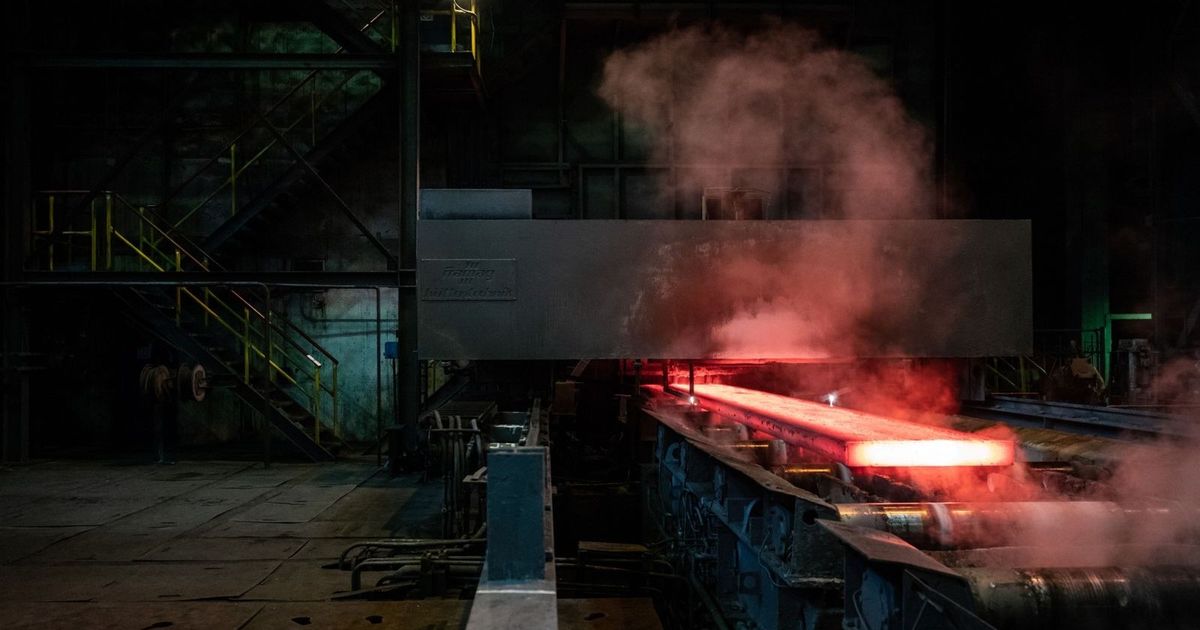 Trump signed an order to increase steel and aluminum fees to 50% today