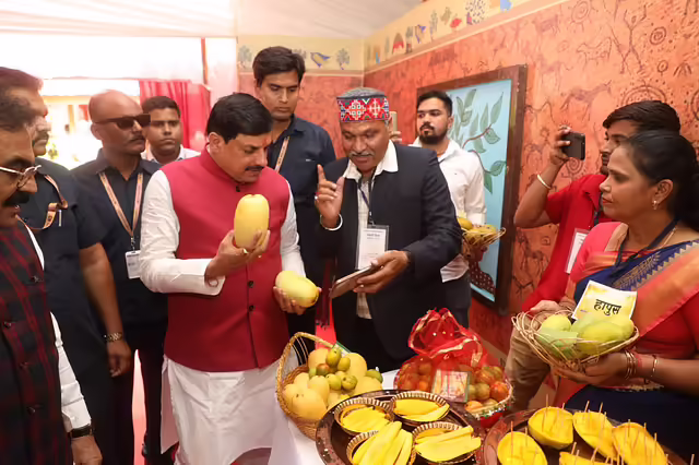 Chief Minister Dr. Yadav inaugurated ‘Mango Festival’ by tasting Bombay Green and Mani Prabha Type