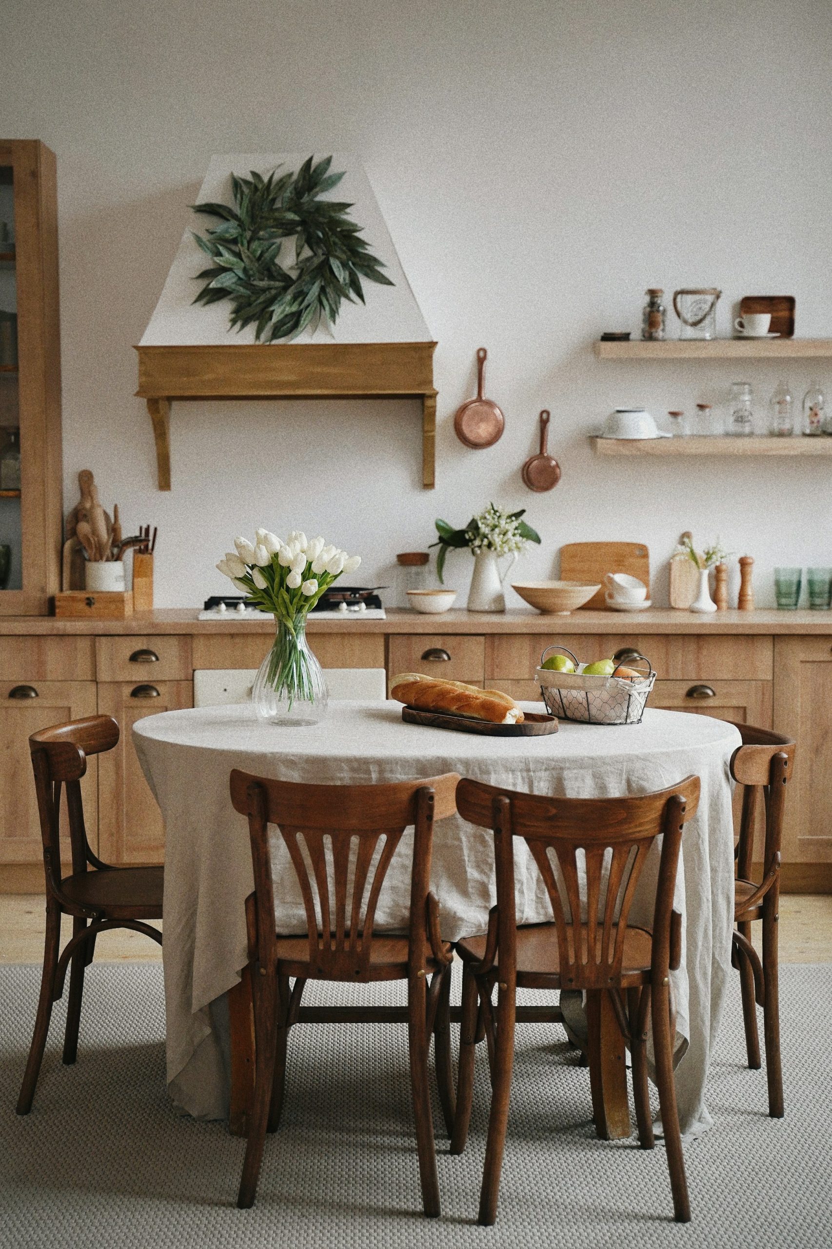 8 ways to style dining table