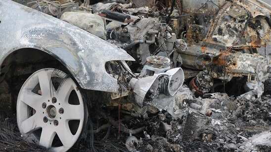 The couple, who returns by spreading the boy’s wedding card, dies in a road accident