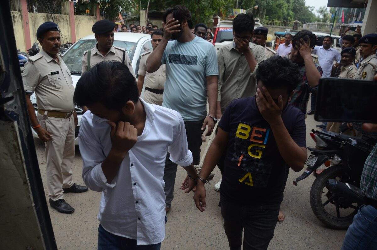 Pistols waved on a birthday party with alcohol, arrested 15 students