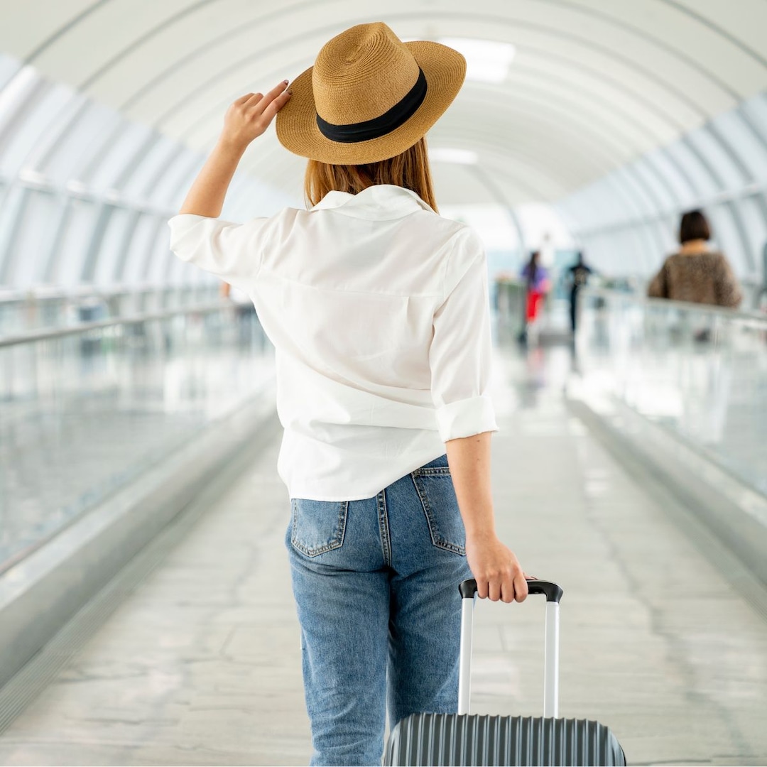 27-things-to-pack-if-“you’re-traveling-solo-this-year