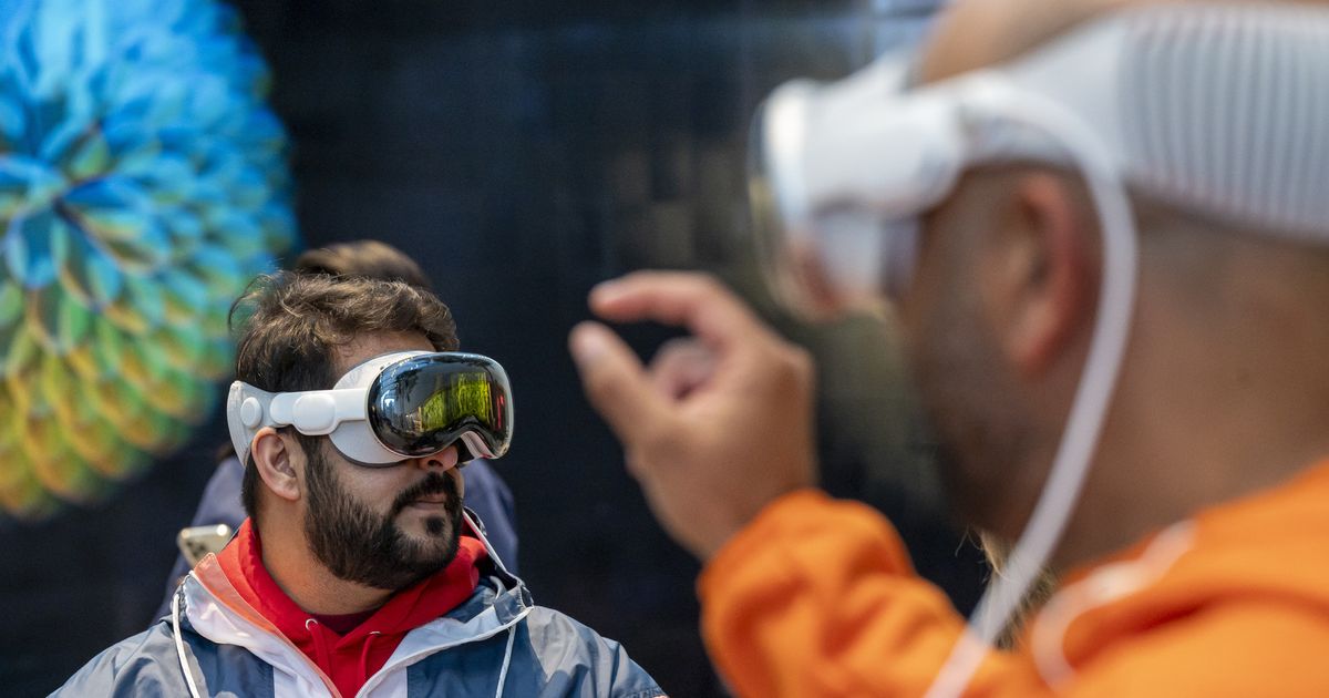 what-americans-undercover-agent-fancy-using-apple’s-vision-pro-in-public