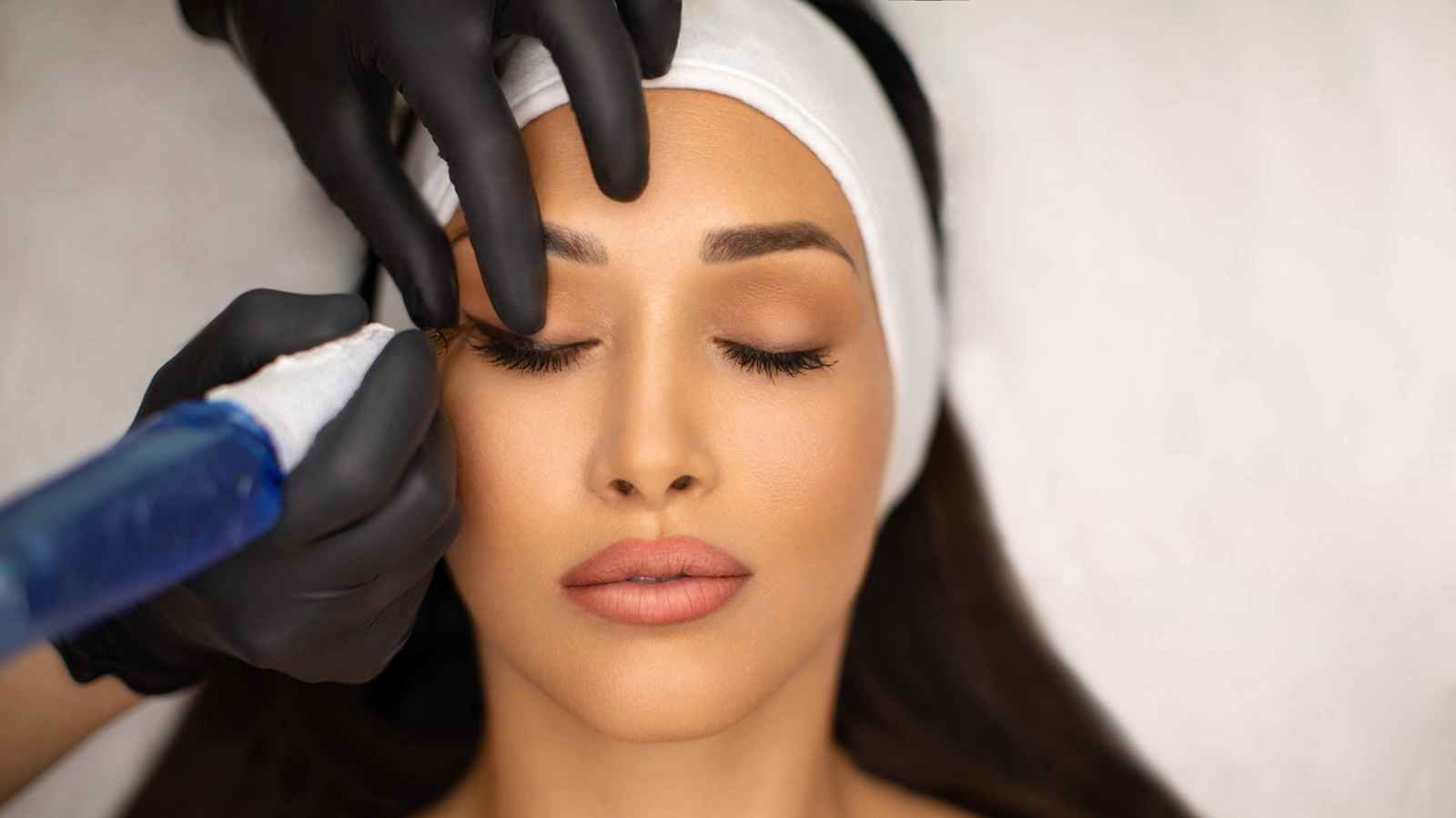 تاتو-الآيلاينر:-جمال-دائم-أم-تهديد-لصحة-العين؟