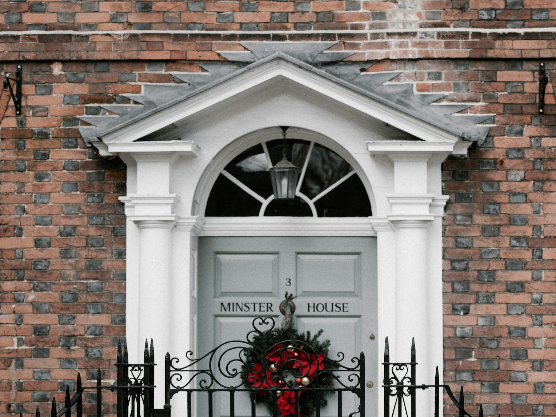 How to decorate the house from the outside