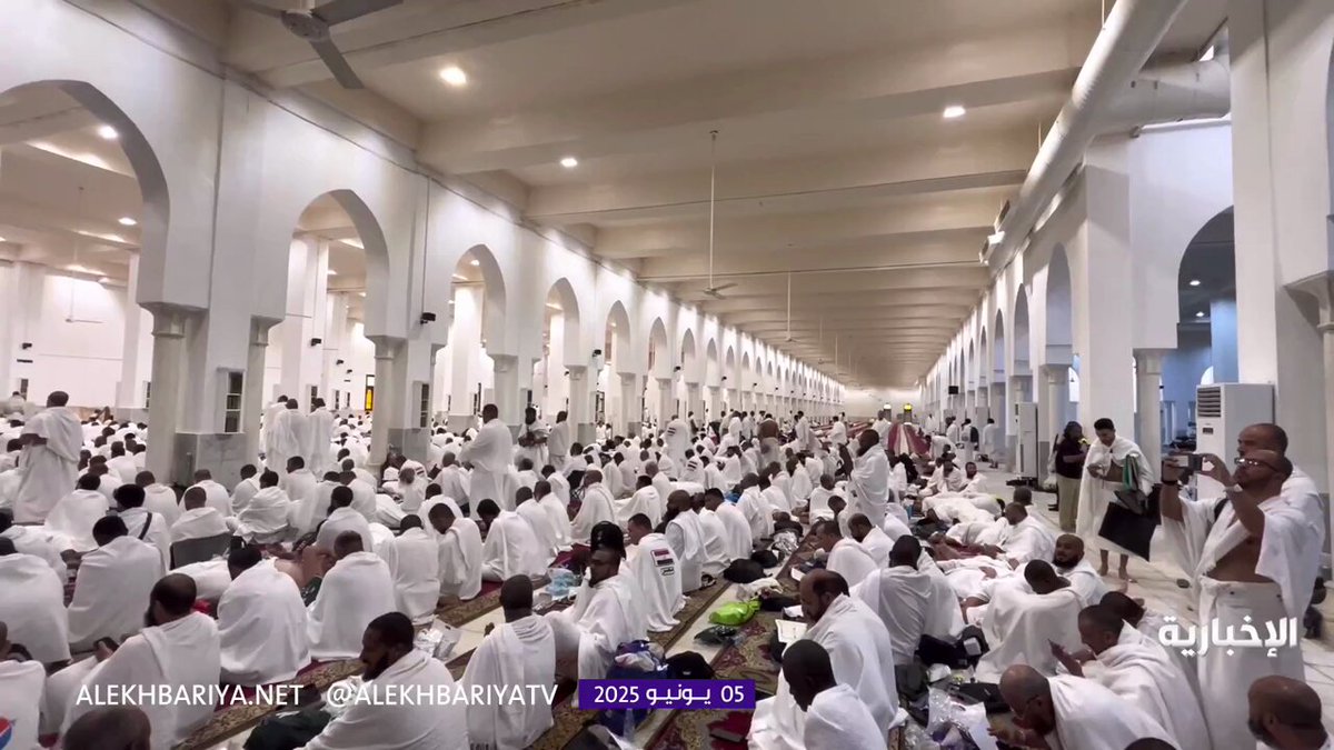 أجواء روحانية من داخل مسجد نمرة بصعيد عرفات قبيل خطبة عرفة وأداء صلاتي الظهر والعصر جمعًا…