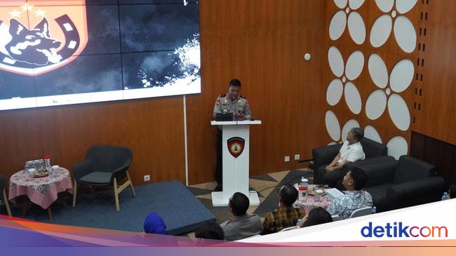 The police give a Trisakti student’s public lecture on the eradication of the trade in wildlife