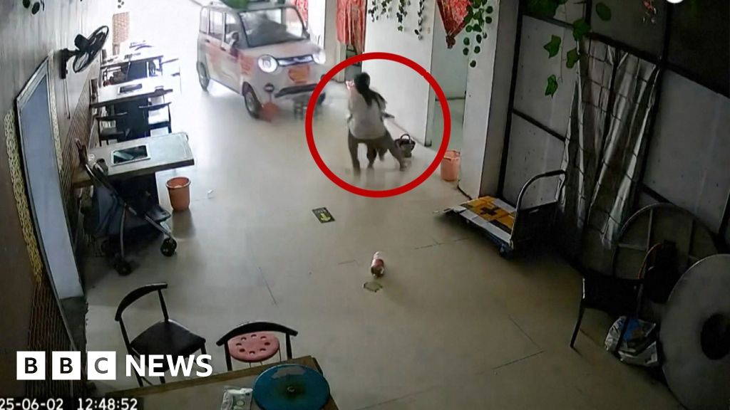 second-girl-rescue-sister-from-runaway-car-in-china