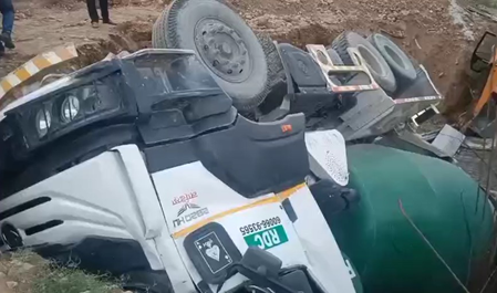 Worker dies after a mixer machine near Chichi Mata Temple in Samba, Jammu and Kashmir overturned