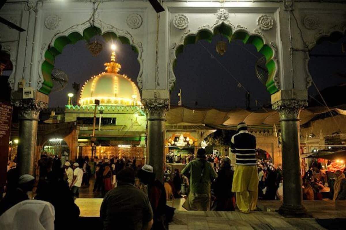 A Dargah of Rajasthan where the movement of souls increases in the evening, the horrible secret that is hidden behind the miracles in the video