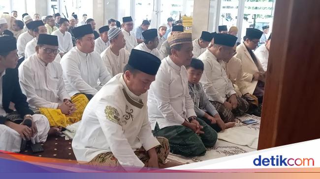 Bahlil Salat Eid Al -Adha with the family at the Ainul Hikmah Golkar Mosque
