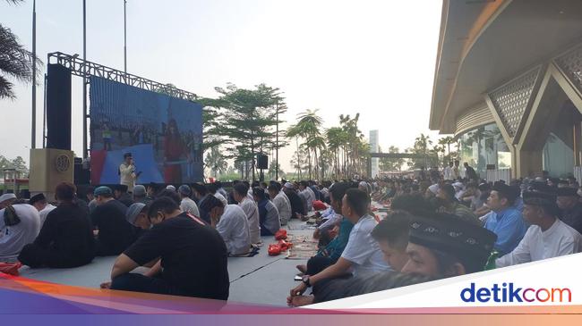 Pack the congregation, Pik 2 entitled Eid Al-Adha Perdana Prayer at the Al-Khairiyah Mosque