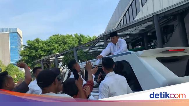 Prabowo gave up envelopes to residents around Istiqlal to the Eid Al-Adha Prayer