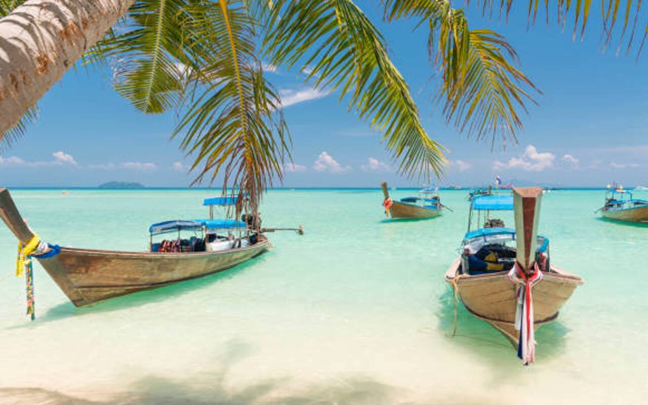 You will also definitely walk around these famous islands Andaman and Nicobar, you will relax by walking