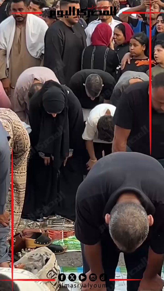 “مش لاقين مكان”.. مصلين لا يستطيعون السجود بسبب الزحام بمسجد مصطفى محمود. تصوير: أسامة علي