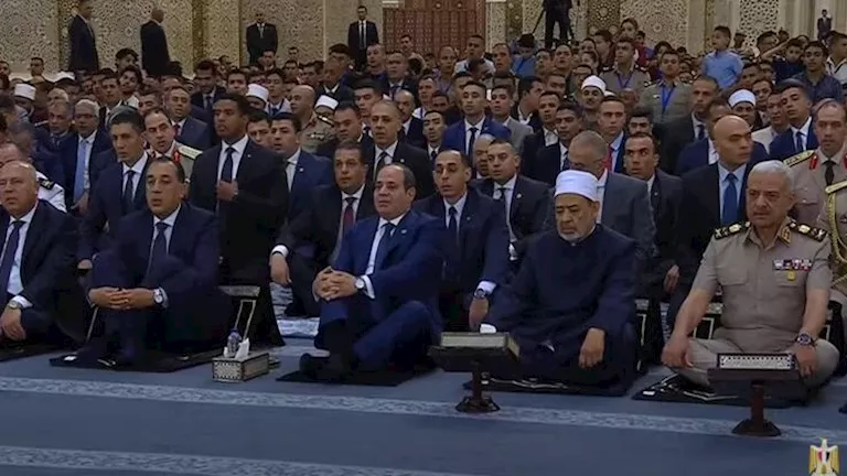 President Sisi performs the Eid prayer and extends his congratulations to the Arab and Islamic worlds – ryan