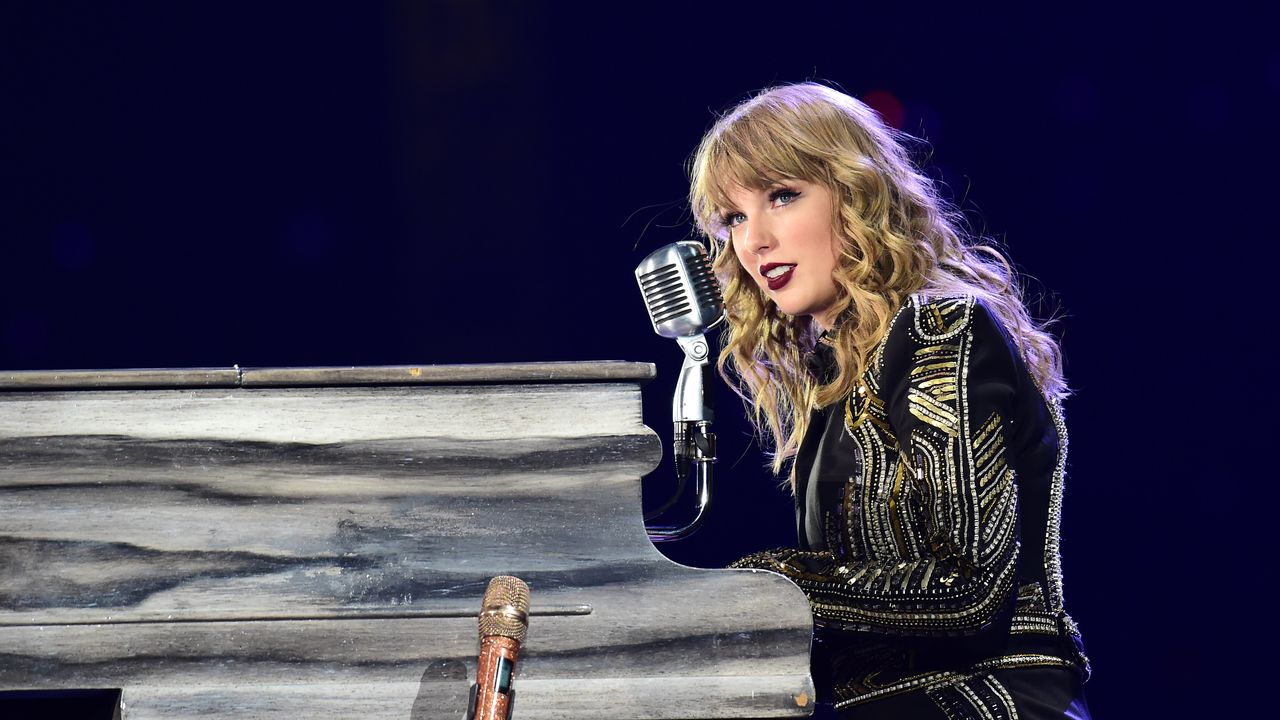 taylor-swift’s-“gaze-what-you-made-me-(taylor’s-model)”-airs-on-the-handmaid’s-story