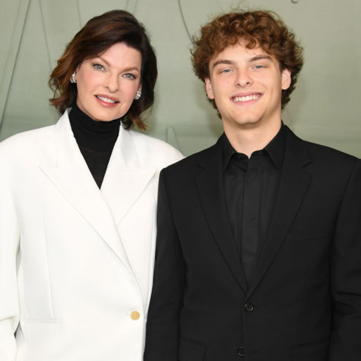 linda-evangelista-unveils-blended-family-photo-with-son-&-salma-hayek