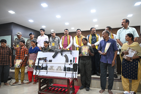 12 Naxalites surrendered with weapons in front of the main minister Devendra Fadnavis