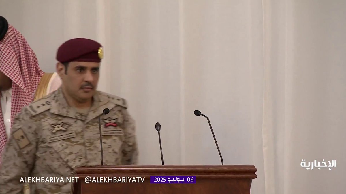 فيديو .. قصيدة الشاعر العقيد مشعل بن محماس الحارثي أمام ولي العهد الأمير محمد بن سلمان في حفل…