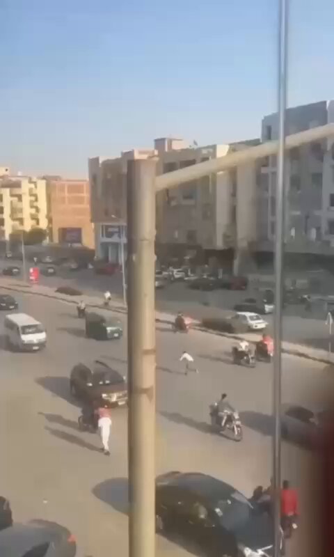 فيديو | مطاردة مثيرة في أحد شوارع العاصمة المصرية القاهرة (الجمعة) لعجل هارب بين السيارات…