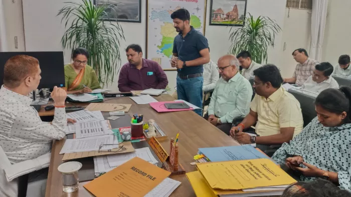 SONBHADRA NEWS: Explanation of illustration of five officials, including CMO and BSA, DM warned about this – Sonbhadra News Development Work Review in Aspirational Block Chatra
