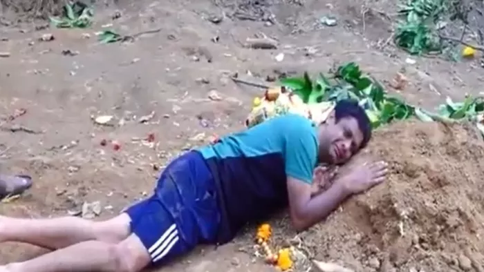 Bengaluru Stampede: Father cried after holding the grave of the boy who died in the bumps, BJP shared a video – Bengaluru Father holds on to Grave or Son Mooded in Stampede BJP shares video