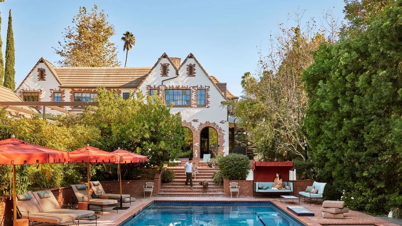 10-easiest-patio-umbrellas-derive-glamorous-poolside-accents