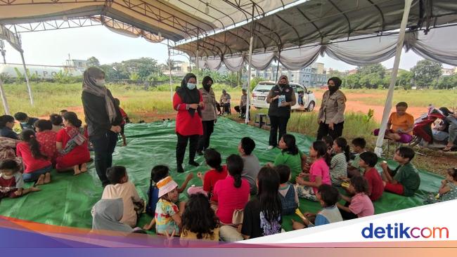 Northern Jakarta -Police Station gives trauma healing victims of fire times