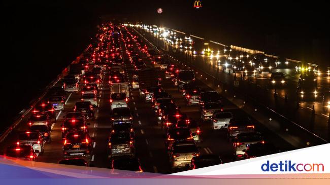 Traffic jacket toll in the direction of Jakarta is busy tonight, contraflow is being enforced