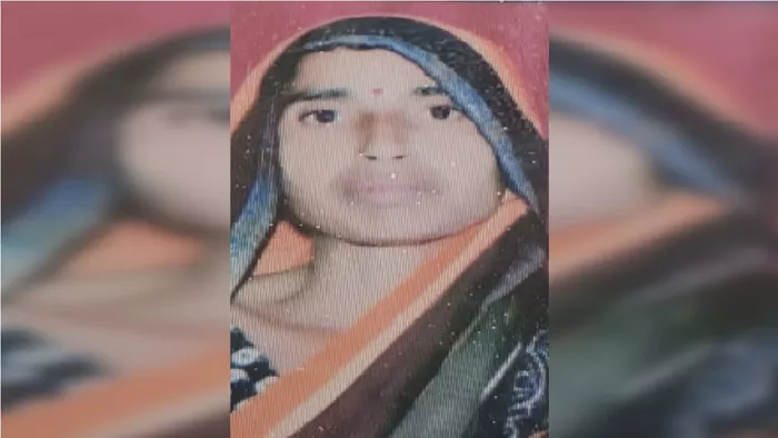 Aligarh News: Woman lost the struggle for life due to illness and poverty, jumped from mobile tower – Aligarh mentally disturbed woman commits suicide by jumping from a mobile tower