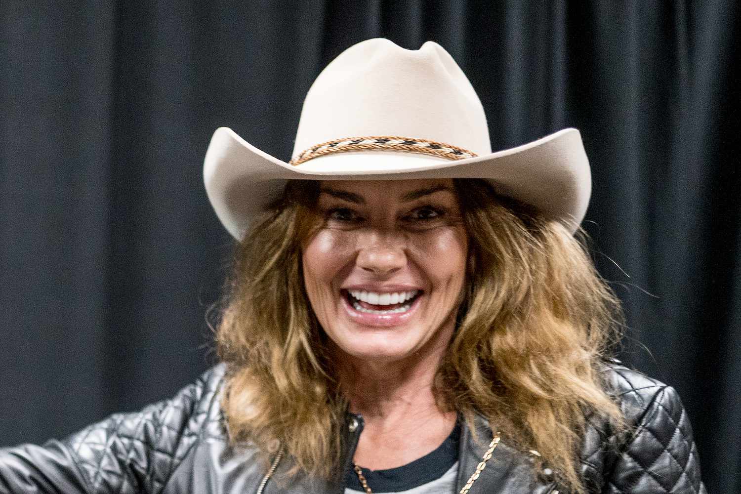 faith-hillies-first-major-public-appearce-in-months-at-cma-fest-2025:-pictures