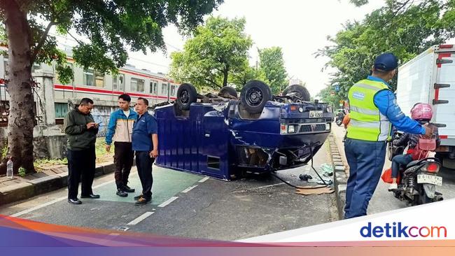 The car in East Jakarta crashed into the roadside until it reversed, 2 people were injured
