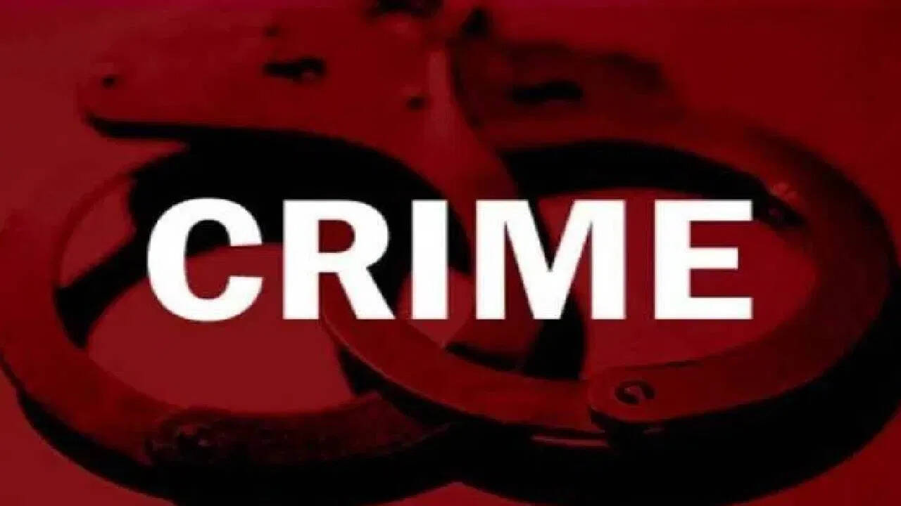 A fierce quarrel between husband and wife, angry woman threw cooking oil to man