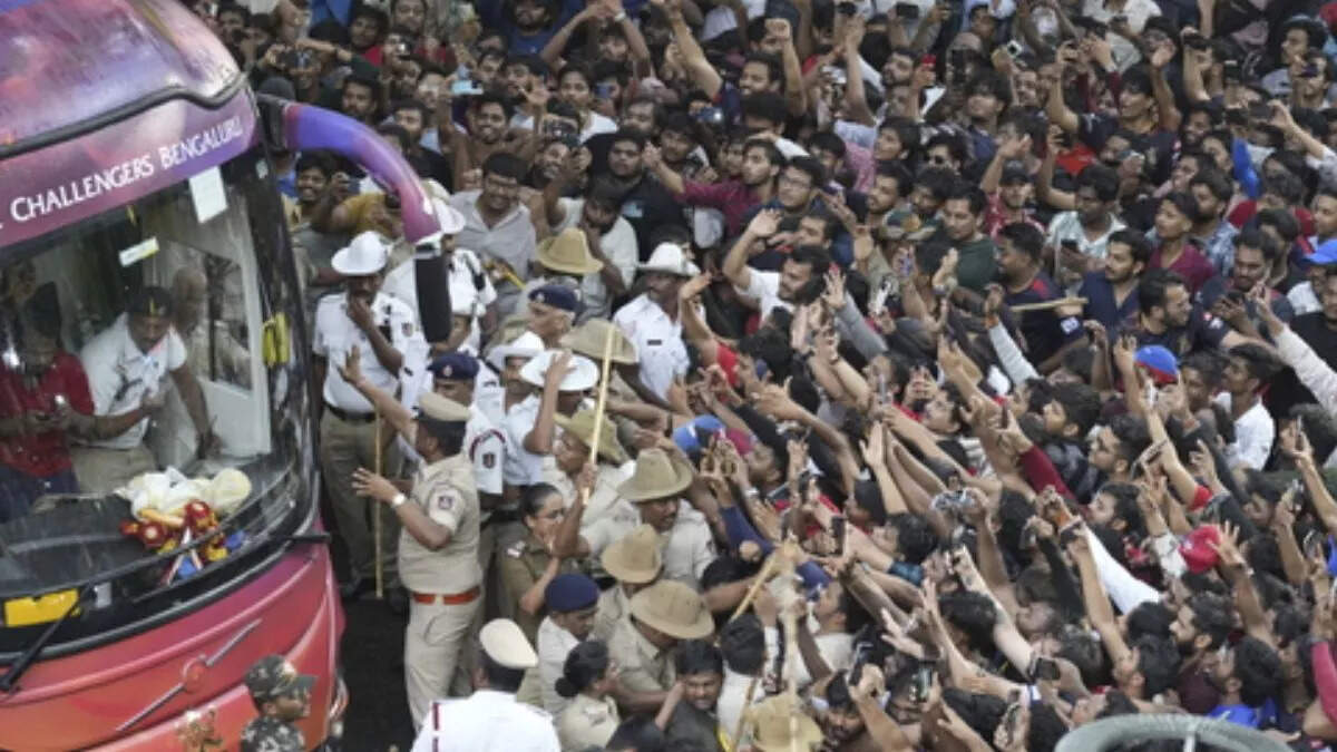 At Bangalore Chinnaswamy Stadium, whose performance was the celebration program? HC asked the government about the bumps, the culprits will receive strict punishment