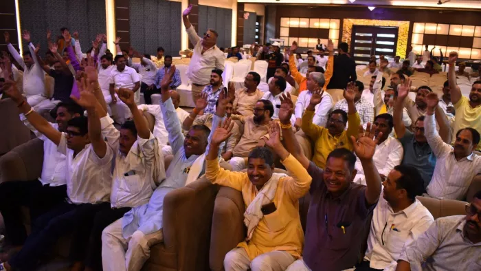 बांके बिहारी कॉरिडोर निर्माण का प्रस्ताव पास, मथुरा नगर-निगम की बैठक में जबरदस्त हंगामा; धक्का-मु