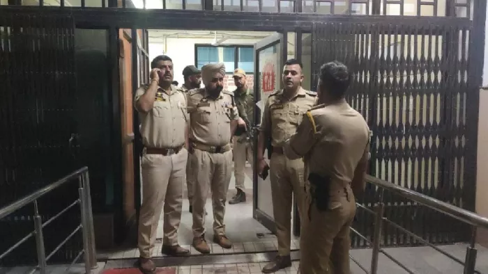 JK News: Feimous criminal injured in a meeting with police who recovered weapons, shot bone – notorious criminal bag Ali injured in Bishnah Ring Road Encounter