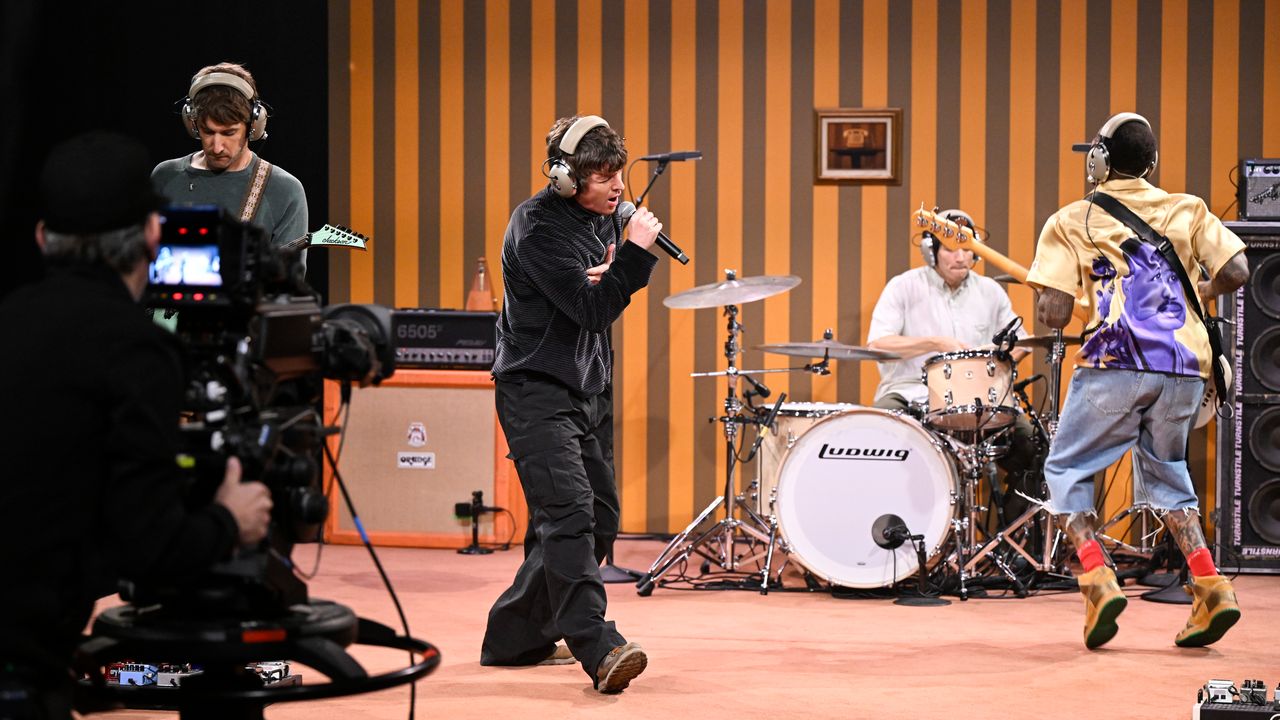 glance-turnstile-play-“i-care”-and-“insensible”-on-fallon